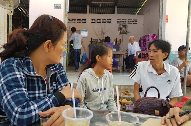 Hai nu sinh duoi nuoc, nha khong co tien mua hom hinh anh