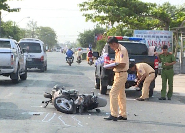 Xe may va cham voi oto canh sat, 2 nguoi bi thuong hinh anh