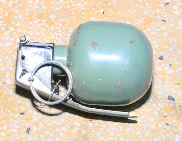 Nhom thanh nien 'dap da' tap the, nem luu dan gia doa canh sat hinh anh