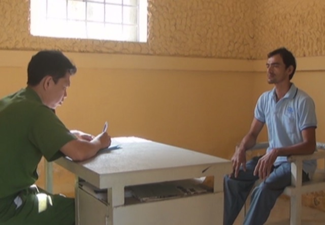 'Phi cong tre' co doat mang nguoi tinh lon tuoi hinh anh