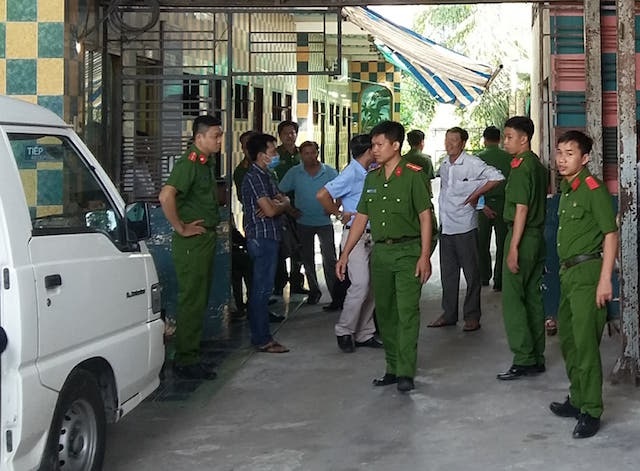 Doi nam nu tu vong trong phong tro khoa cua hinh anh