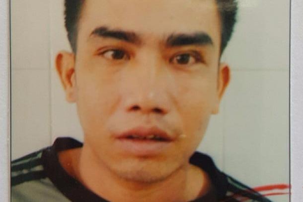 Lo hanh vi doi bai cua ga chan bo vi tien roi tu quan be gai hinh anh