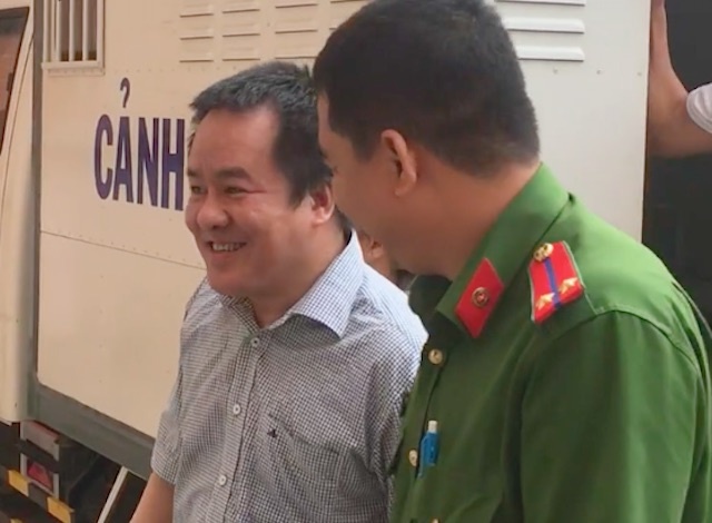 'Dai gia' thuy san bi cao buoc lua dao 147 ty cuoi tuoi khi ra toa hinh anh