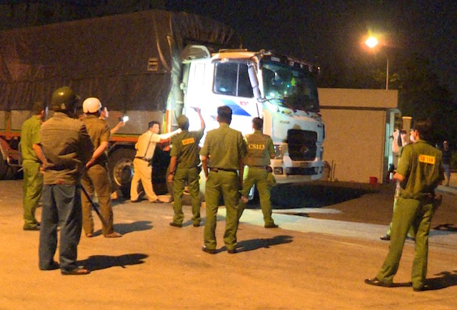 tài xế cầm xà beng cố thủ ảnh 1 tai xe cam xa beng co thu anh 1