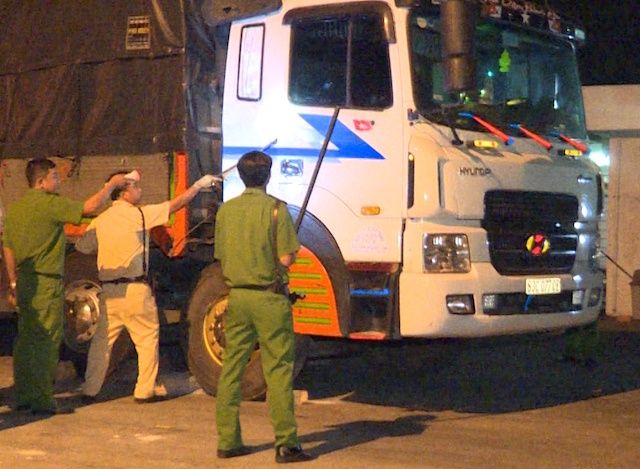 tài xế cầm xà beng cố thủ ảnh 3 tai xe cam xa beng co thu anh 3