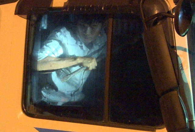 Tai xe lai xe tai lao vao canh sat roi chot cua co thu 3 gio hinh anh