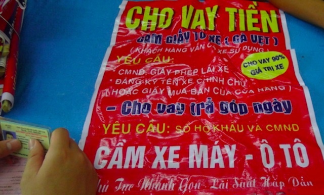 Nhom thanh nien bi phat vi quang cao cho vay tien ‘cuc nhanh’ hinh anh