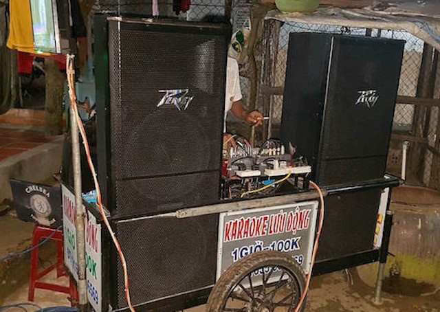 4 anh em bi khoi to sau vu can bo xa di do tieng on karaoke hinh anh