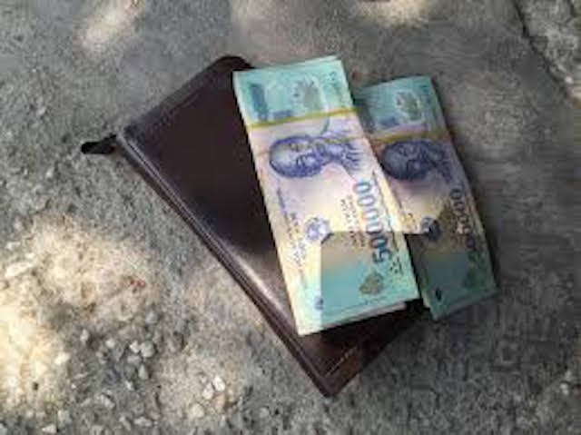 Thieu ta quan doi tim nguoi danh roi coc tien 10 trieu hinh anh