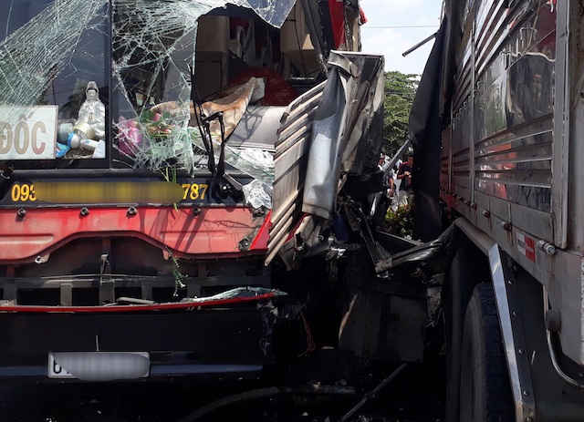 Oto khach tong xe tai, hon 20 nguoi thoat chet hinh anh