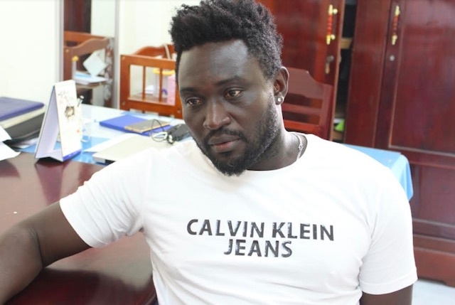 Cuu cau thu bi bat vi lua dao tien ty tung choi cho 3 doi bong hinh anh