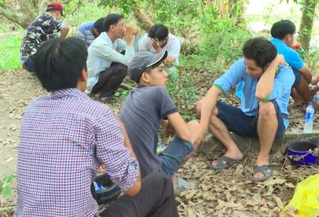 Canh sat gia nong dan bang dong pha truong ga o mien Tay hinh anh