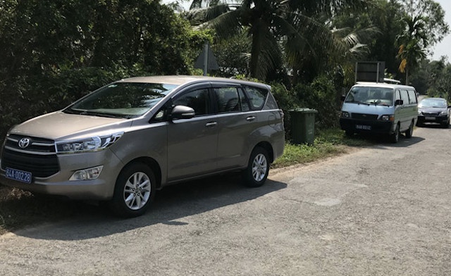 Kiem diem nhieu can bo di dam cuoi bang xe bien xanh hinh anh