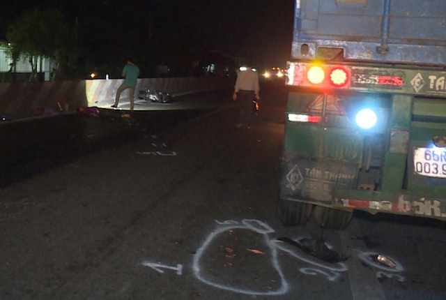 Tong vao duoi xe dau keo dung tren quoc lo, nam thanh nien tu vong hinh anh