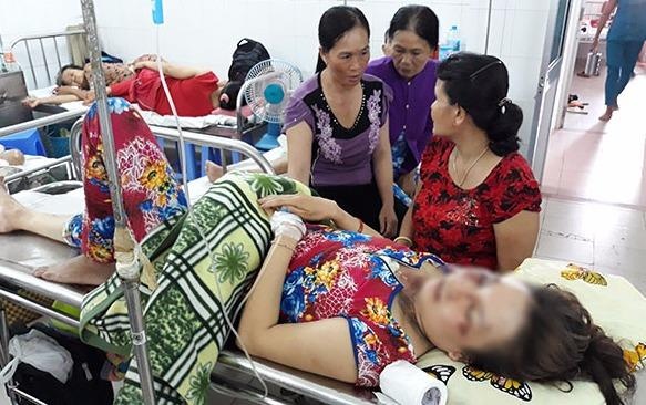 Nguoi phu nu bi set danh, day chuyen tren co tan chay hinh anh