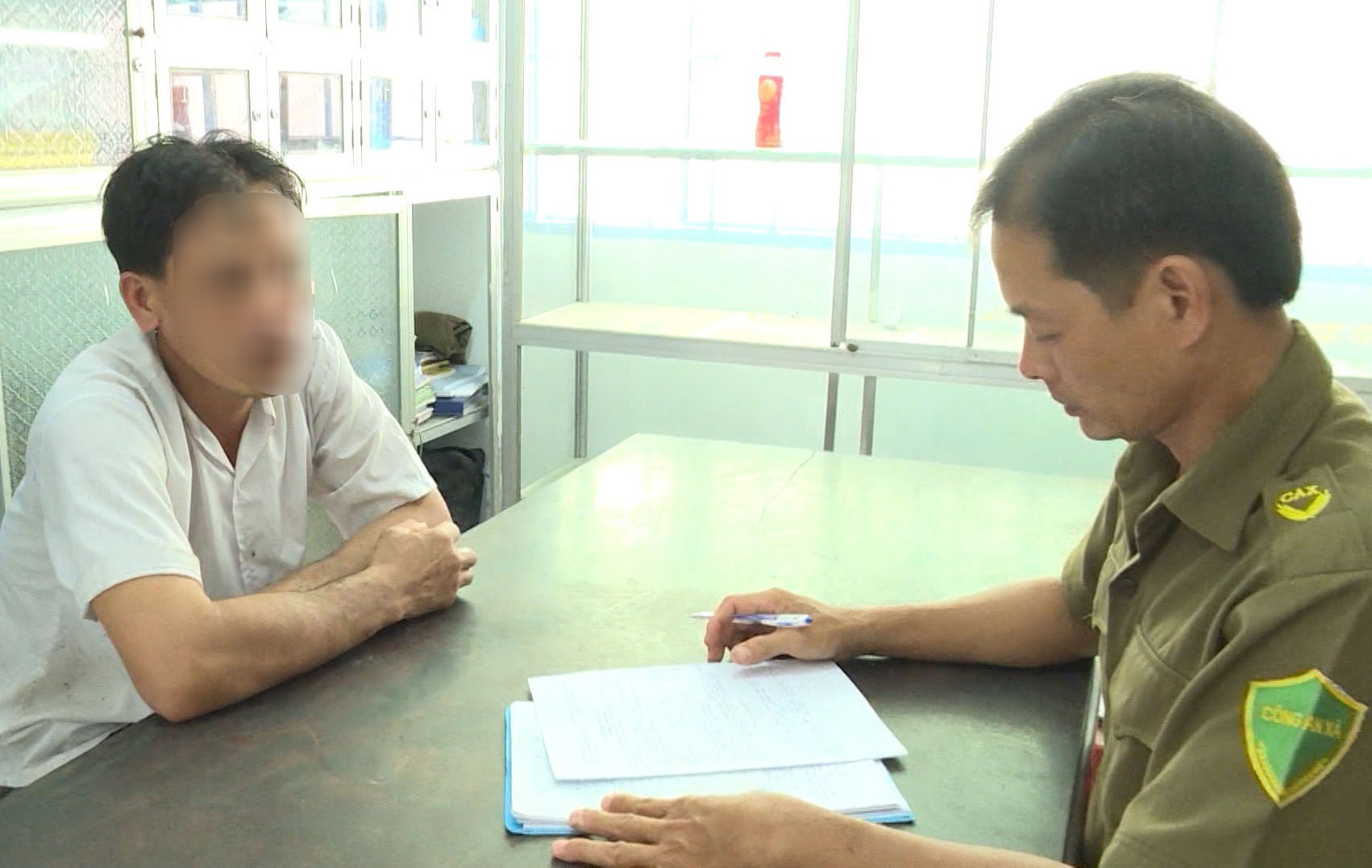 chồng bạo hành vợ giữa chợ ảnh 3 chong bao hanh vo giua cho anh 3