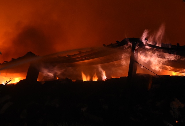 Kho hang bi chay o Tien Giang chua 1.500 tan bong, soi hinh anh