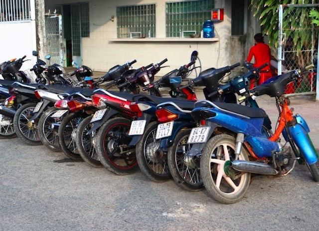 Nhom dua xe tron vao nha dan khi bi canh sat truy duoi hinh anh