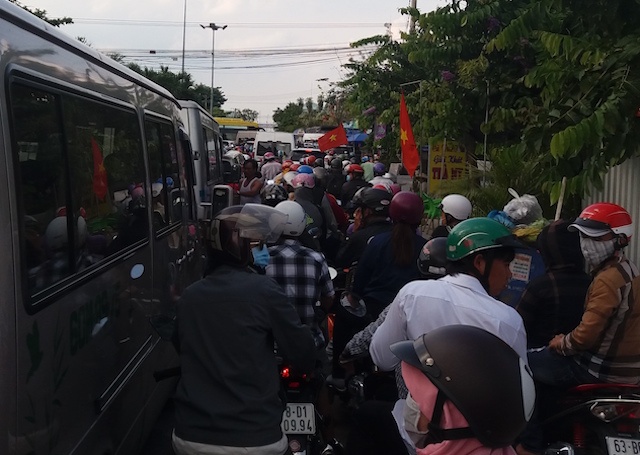 Oto lan lan qua pha bi buoc quay dau, xep hang lai tu dau hinh anh