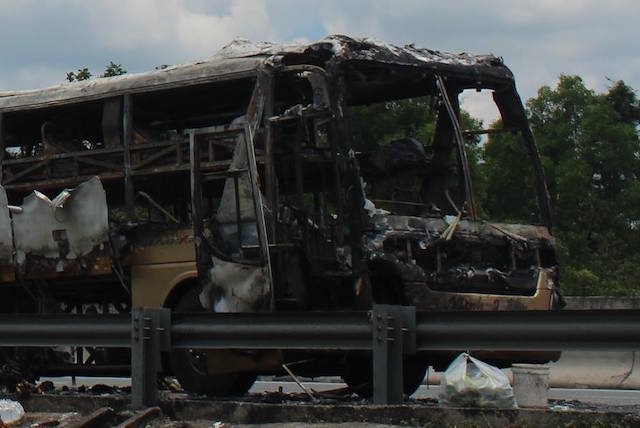 Xe giuong nam chay rui tren cao toc, hon 20 nguoi thoat chet hinh anh