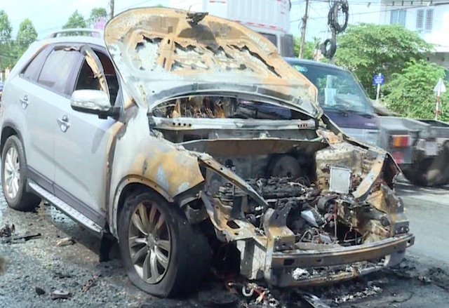 Cha kip cuu con trai 8 tuoi ra khoi oto truoc khi xe boc chay hinh anh