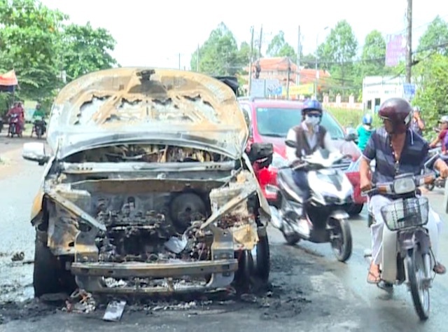 ôtô 7 chỗ cháy dữ dội ảnh 2 oto 7 cho chay du doi anh 2