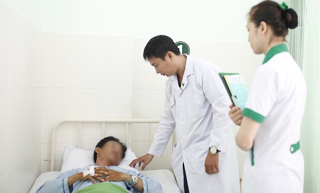 Cuu mot nguoi dan ong 40 tuoi bi gay 'cua quy' hinh anh