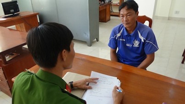 Ném pháo vào sân bóng ảnh 1 Nem phao vao san bong anh 1