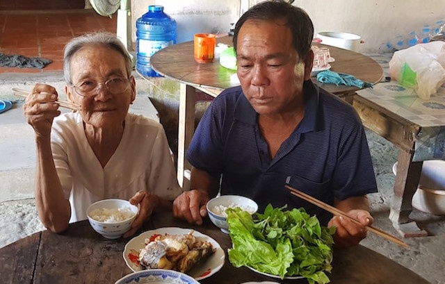 Me ong Chong van huong che do co con la liet si hinh anh