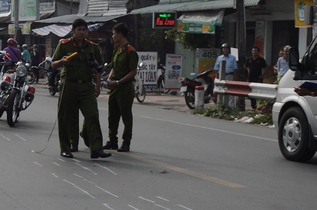 Va cham voi xe buyt, mot phu nu chay xe may tu vong hinh anh