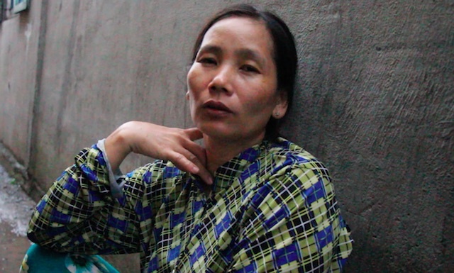 Nguoi phu nu cuu hang chuc cu dan trong vu 5 can nha chim xuong song hinh anh