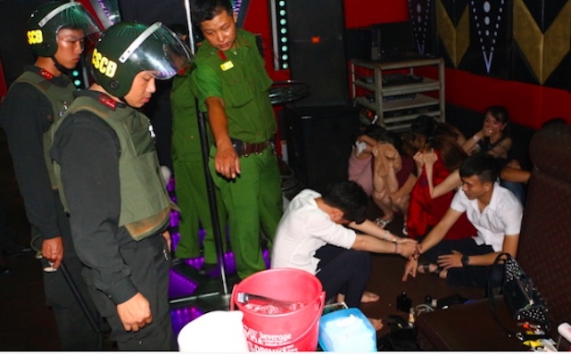Khoi to 10 thanh nien 'bay' trong quan bar o Vinh Long hinh anh