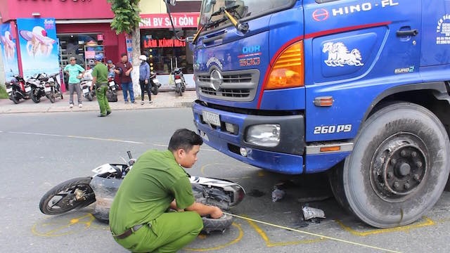 Vo thiet mang, chong va con bi thuong duoi gam xe tai hinh anh