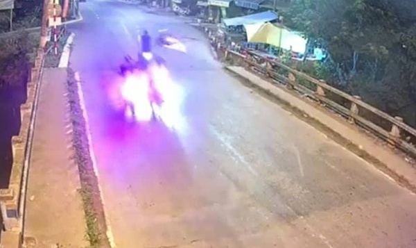 Ba lao di tren cau bi xe may tong vang xuong nuoc thiet mang hinh anh