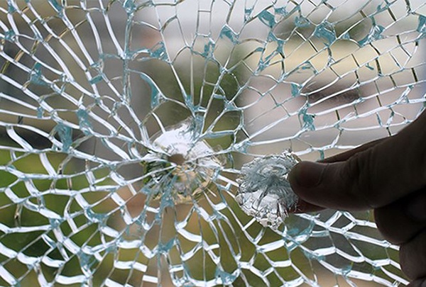 Hai vet dan tren cua kinh toa an la vet bi ban chim? hinh anh