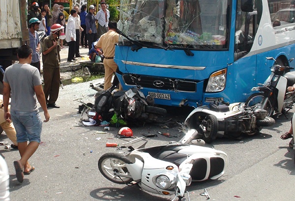 Oto giuong nam huc container, tong hang loat xe may hinh anh