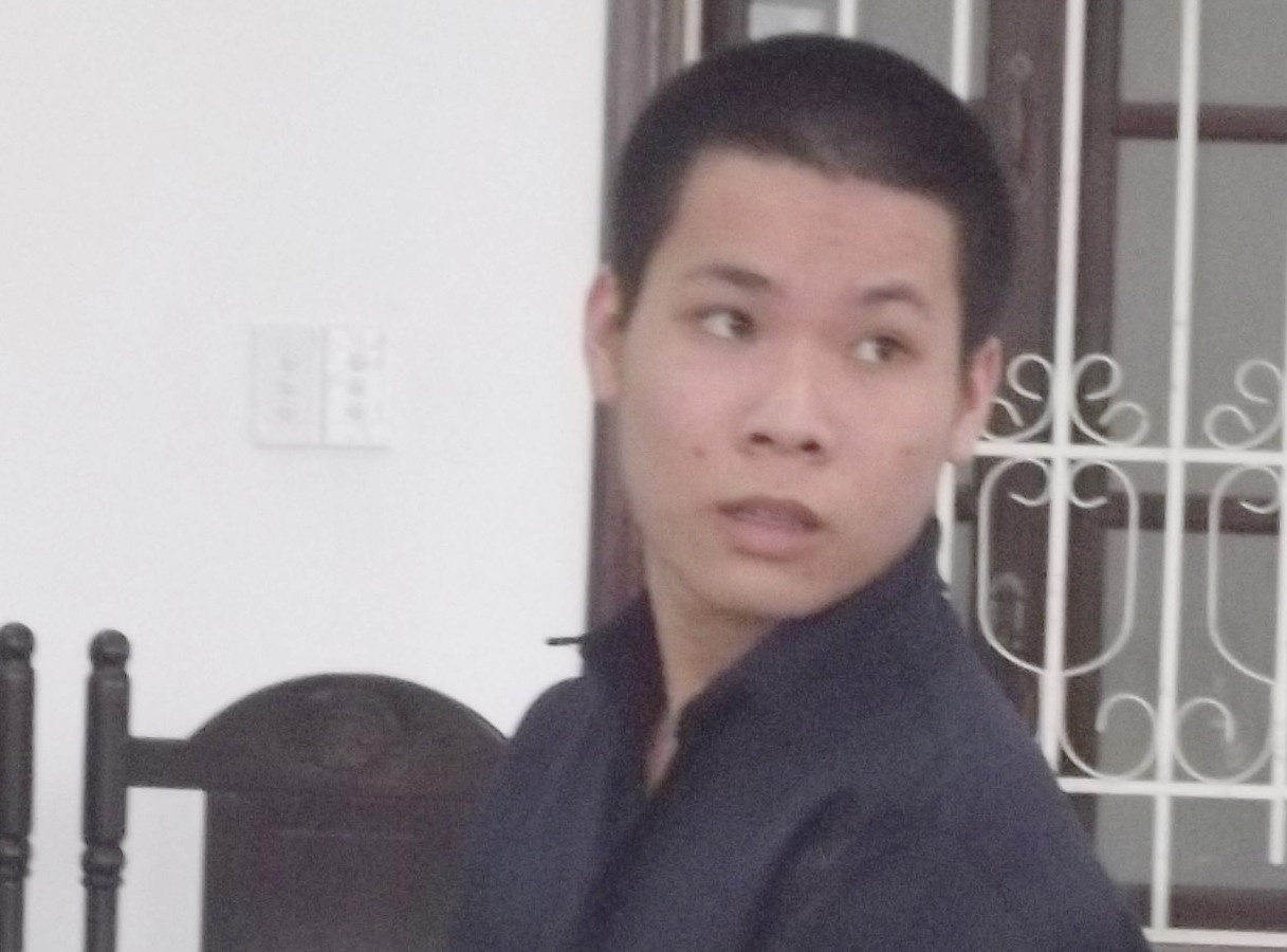 Ke cuong buc be gai trong nha ve sinh linh 12 nam tu hinh anh