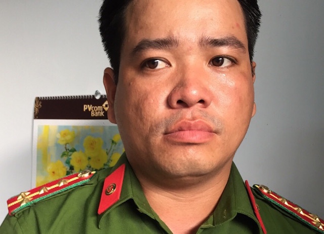 Ga trai moi ra tu gia dai uy cong an di lua tien hinh anh