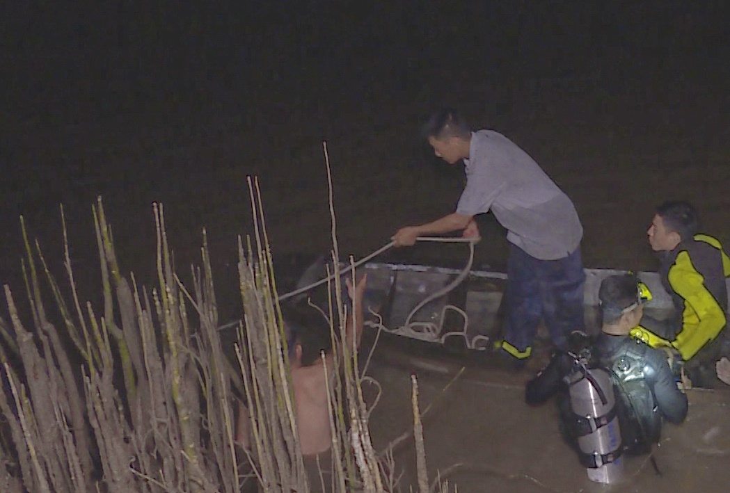 Boi qua song sau chau nhau, nguoi dan ong tu vong hinh anh