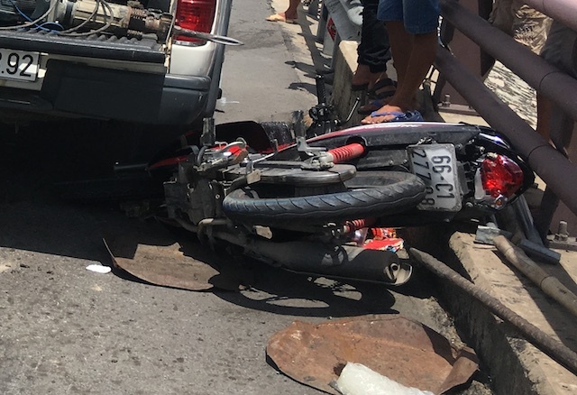 Truy tim tai xe oto tong chet 2 me con di xe may o doc cau Can Tho hinh anh