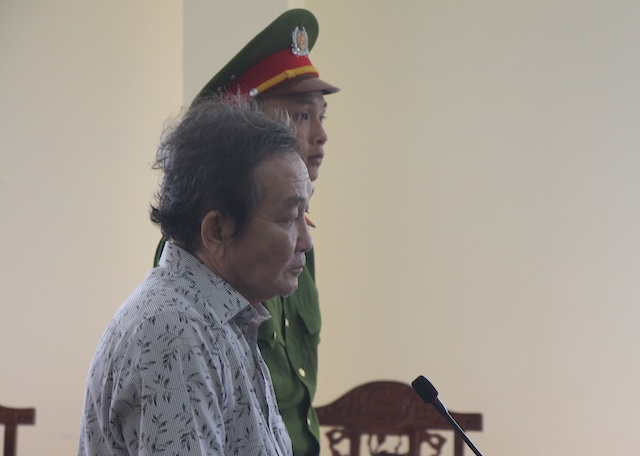Dai gia 'nuoc da’ doa ban nhan vien keu oan hinh anh