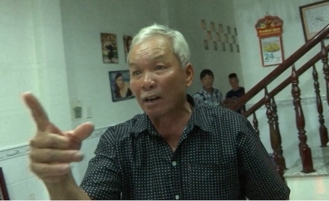 Khoi to 3 cha con de doa canh sat hinh anh