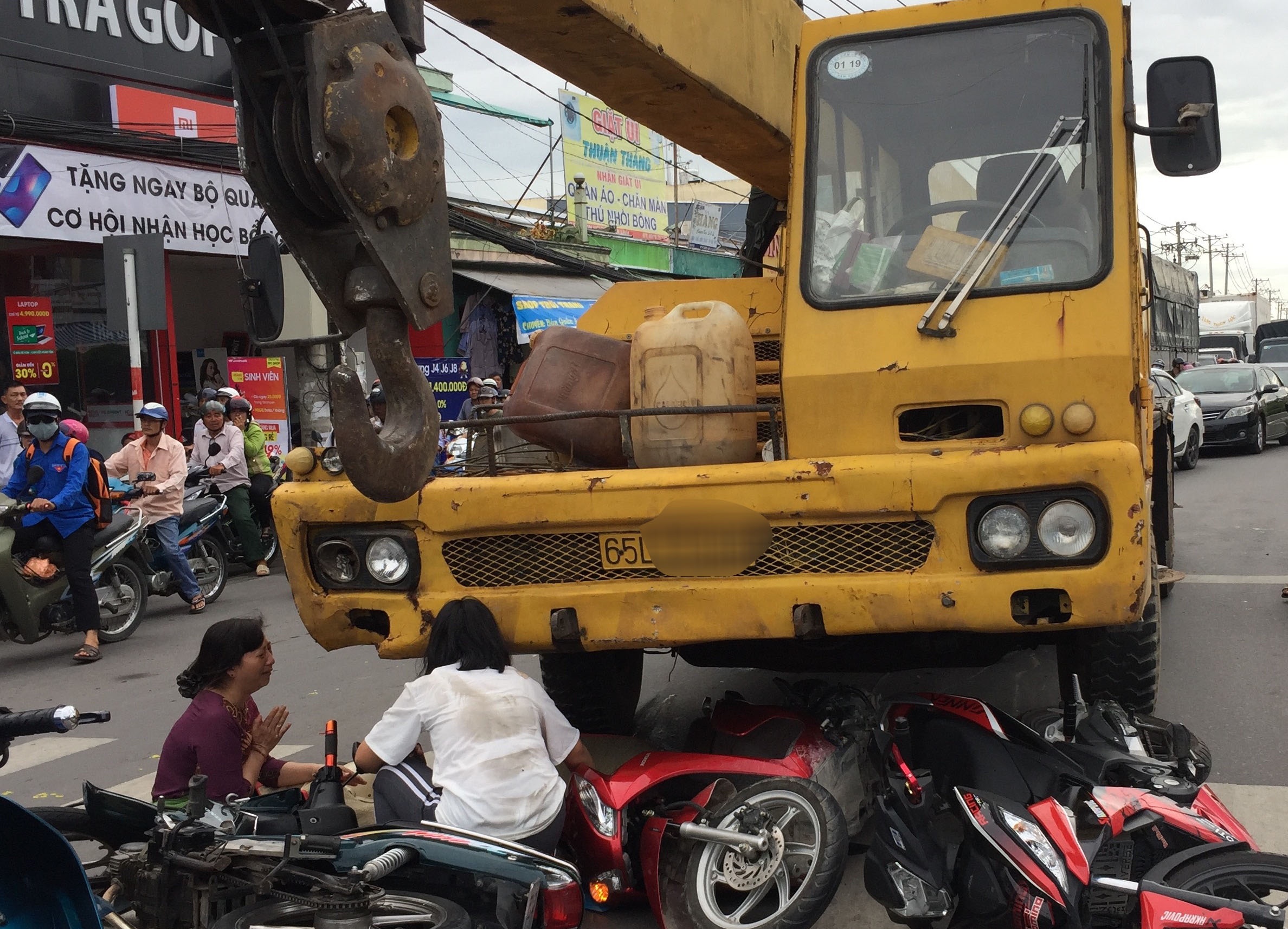 Xe cau tong hang loat xe may, be trai 6 tuoi tu vong hinh anh