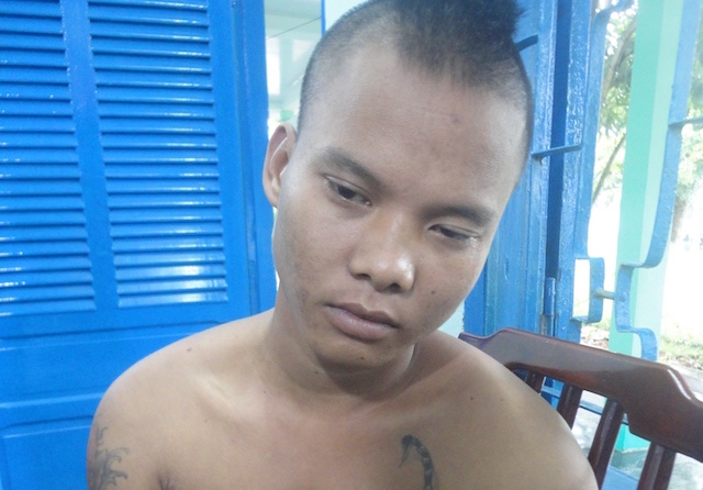 Nguoi chau ngao da mang binh gas dot nha chu ruot hinh anh