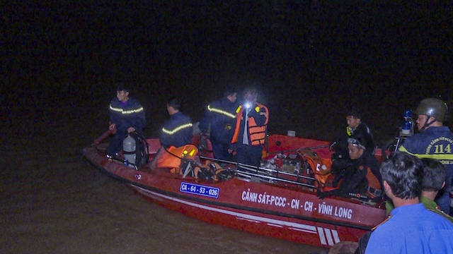 Sa lan lat up tren song, be gai 6 tuoi mat tich hinh anh