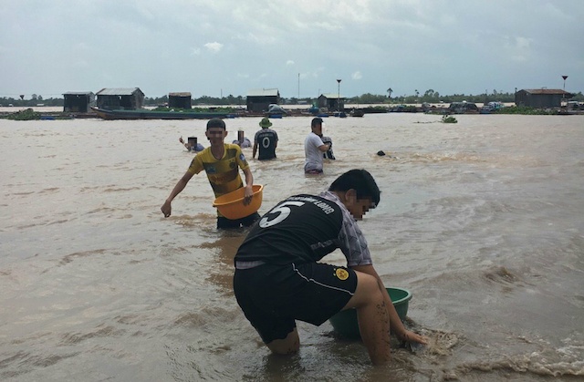 Nam thanh nien duoi nuoc tu vong sau khi cuu 2 nu sinh vao bo hinh anh