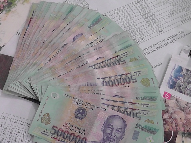 Nhat duoc coc tien 500.000 dong, 3 nam sinh tim nguoi tra lai hinh anh