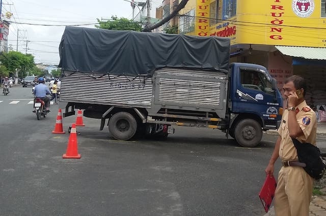 Be trai 6 tuoi tu vong sau cu va cham voi xe tai hinh anh