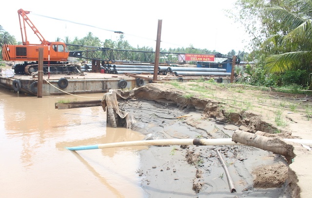 Sat lo bo song, nha dan va lan trai cong trinh sup xuong nuoc hinh anh