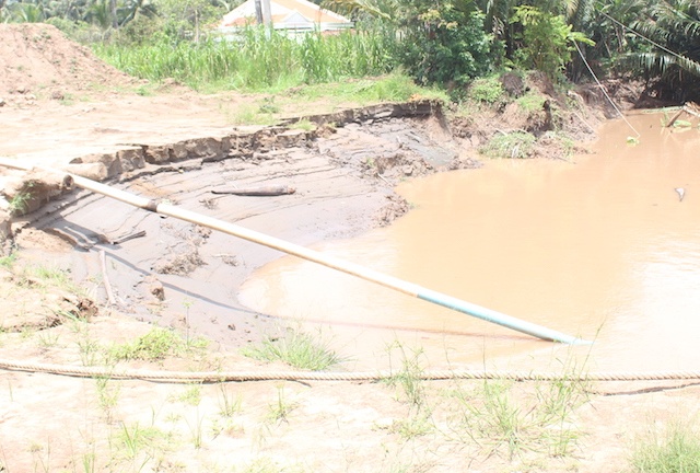 sạt lở bờ sông Lộc Hòa ảnh 2 sat lo bo song Loc Hoa anh 2